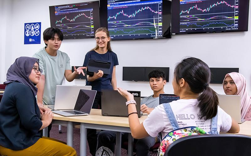 Students analysing economic trends and business data